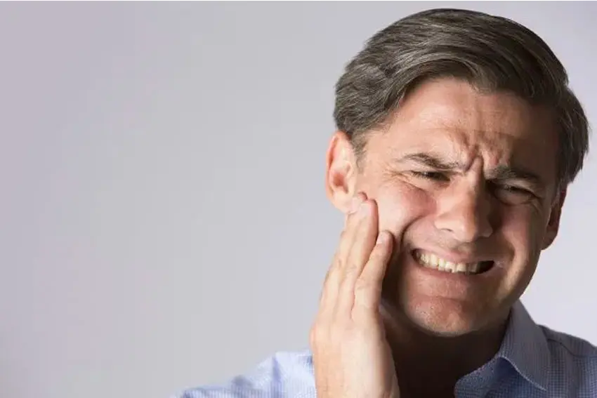 Man suffering from Sjögren’s Syndrome in jaw